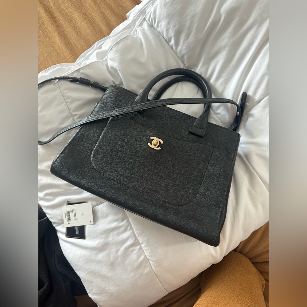CHANEL Neo Executive Black Caviar Leather Tote (Large) - Picture 4 of 17